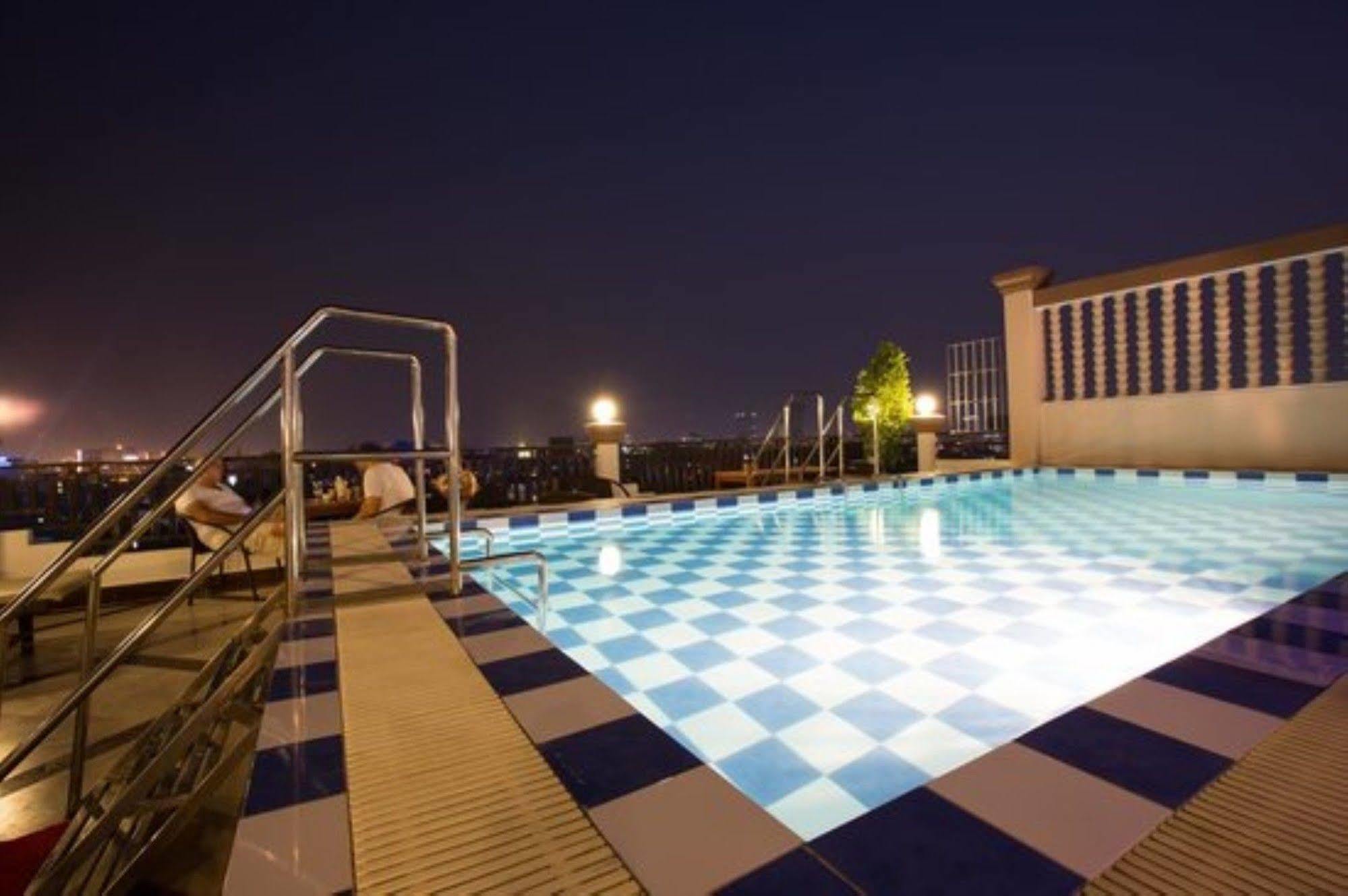 Queenwood Hotel Phnom Penh Exterior foto