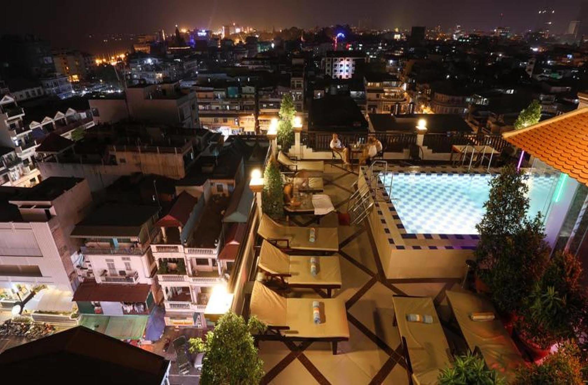 Queenwood Hotel Phnom Penh Exterior foto