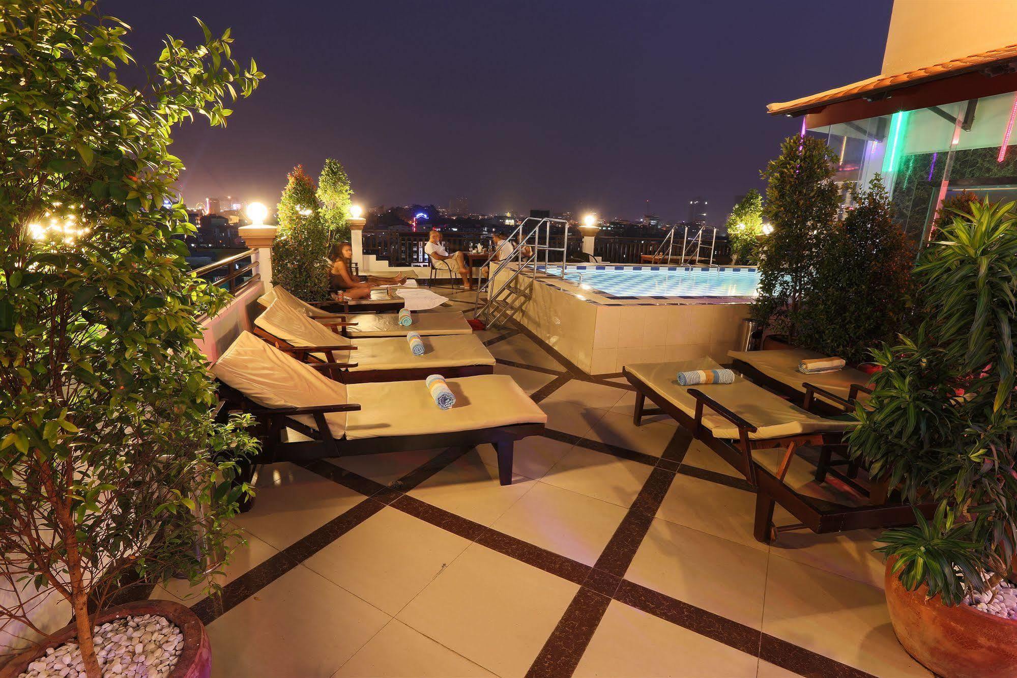 Queenwood Hotel Phnom Penh Exterior foto