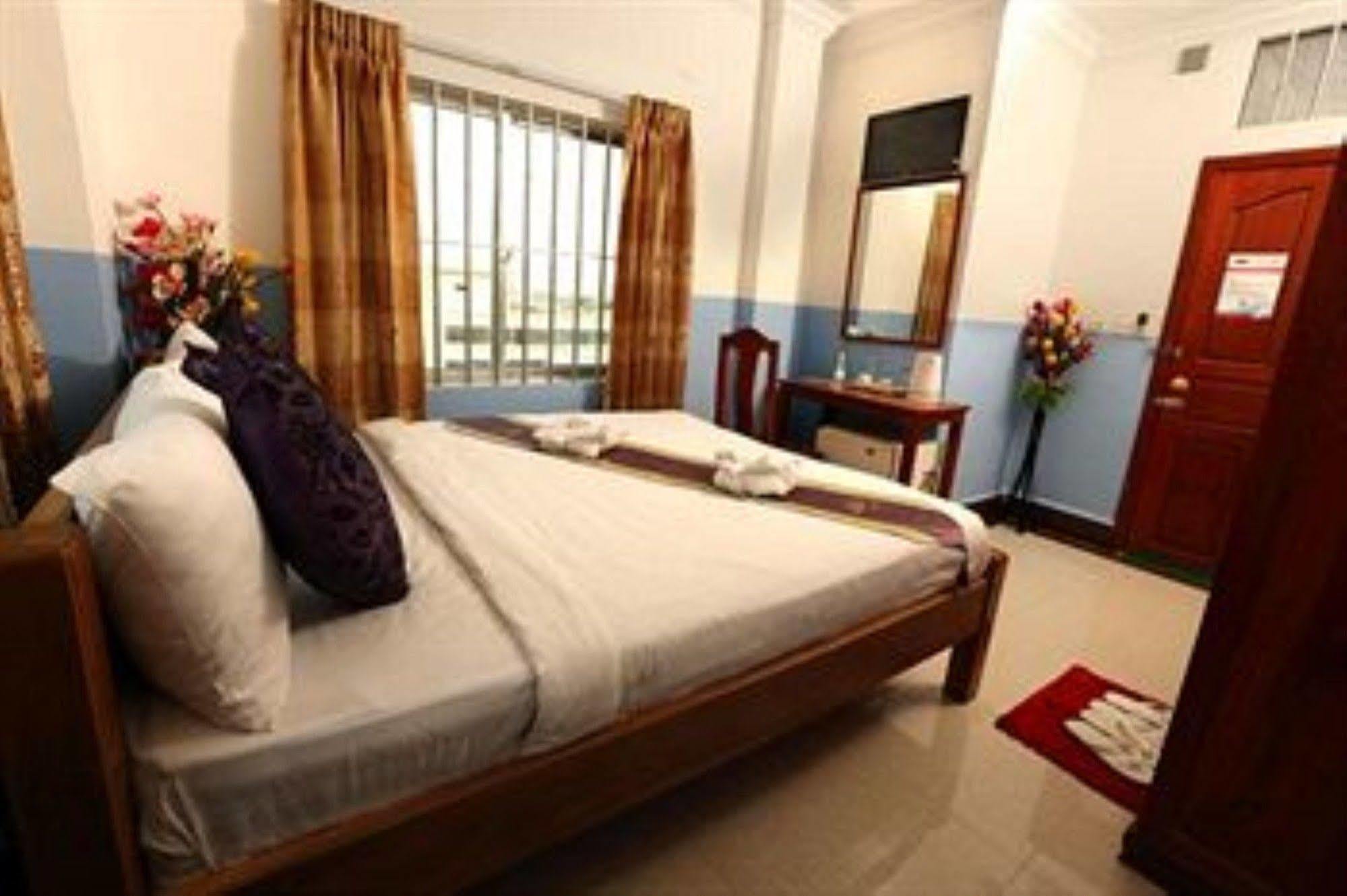 Queenwood Hotel Phnom Penh Exterior foto